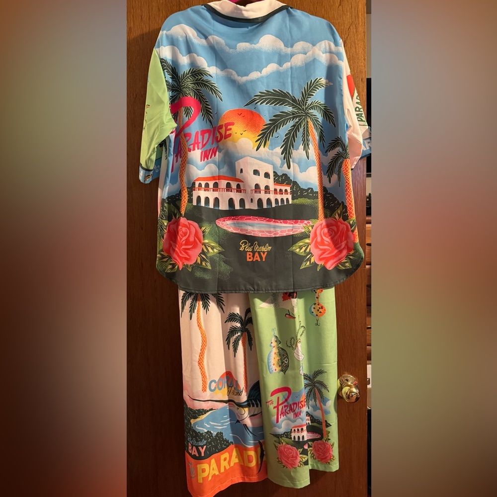 Fun & Colorful Women’s Resort Wear 2 pc set, size Large